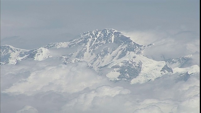 雪覆盖喜马拉雅山的山峰视频素材