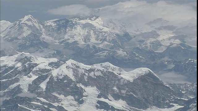 雪覆盖喜马拉雅山的山峰视频素材