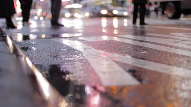 行人和车辆在雨中|的视界视频素材