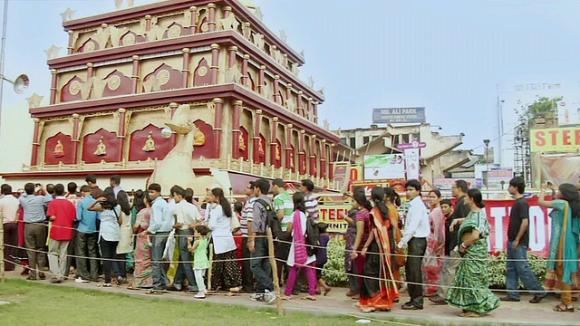 印度西孟加拉邦加尔各答Dakshineshwar寺庙的MS游客视频素材