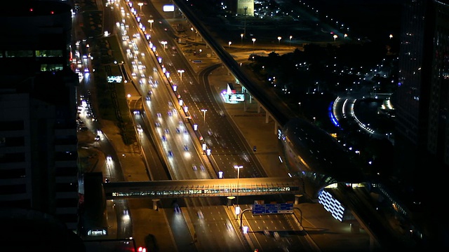 迪拜谢赫扎耶德路(Sheikh Zayed Road)上的地铁站，在夜晚流逝视频素材