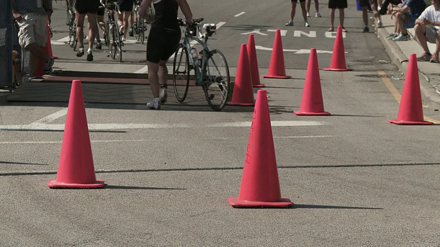 道路上的MS cone，铁人三项运动员与自行车步行/芝加哥，伊利诺伊州，美国视频素材