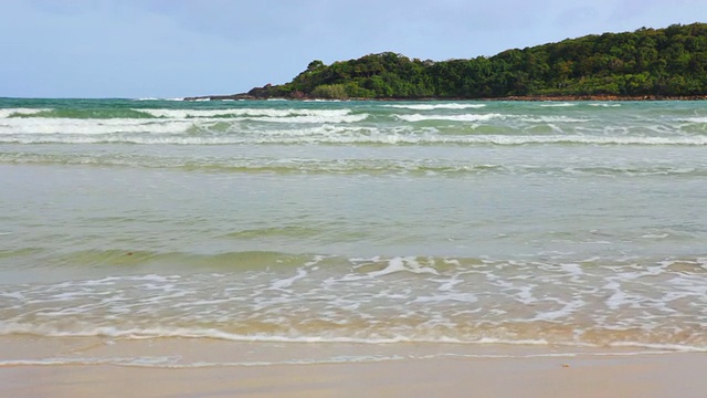 海浪和遥远的岛屿视频素材