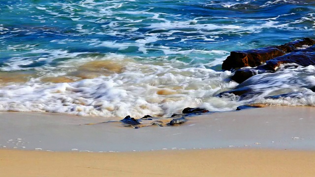 海浪与石头视频素材