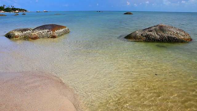 石头在清澈的海水里视频素材