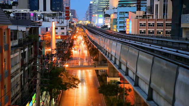 夜晚城市的未来列车视频素材