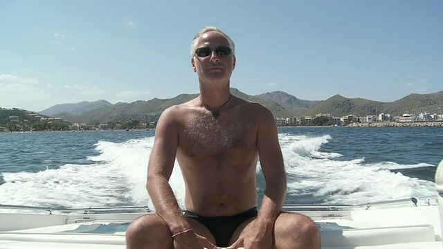 MS CU View of Men sitting on back of speedboat / Palma de Majorque，西班牙马略克视频素材