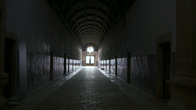 MS Pan View of Corridor in Covento St. Cristo / Tomar, SantarÌ©m，葡萄牙视频素材