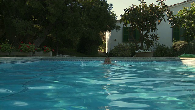 MS CU View of Men in swimgpool / Palma de Majorque，西班牙马略克视频素材