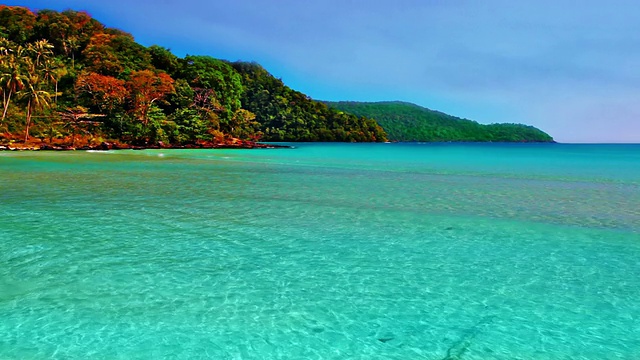 热带岛屿和清澈的海水视频素材