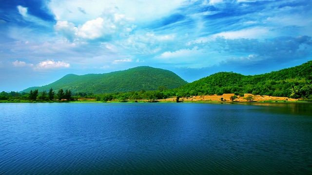 池塘和山地视频素材