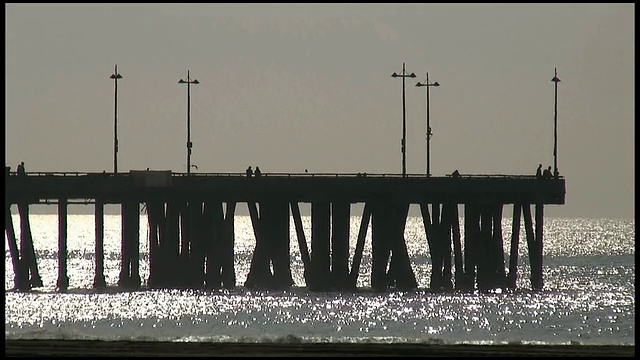 (HD1080)码头和波光粼粼的海浪视频素材