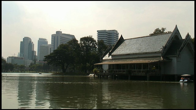 (HD1080)城市绿洲:湖与船和船屋视频素材