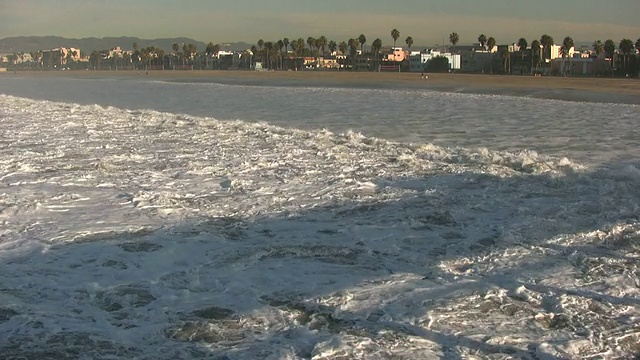 (HD1080i)冬季海浪向海岸线的速度-时间流逝视频素材