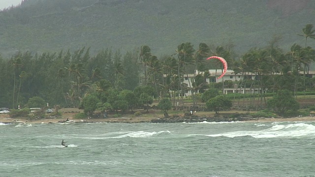 (HD1080i)风筝冲浪/风筝滑板在崎岖的，冬天，暴风雨条件视频素材