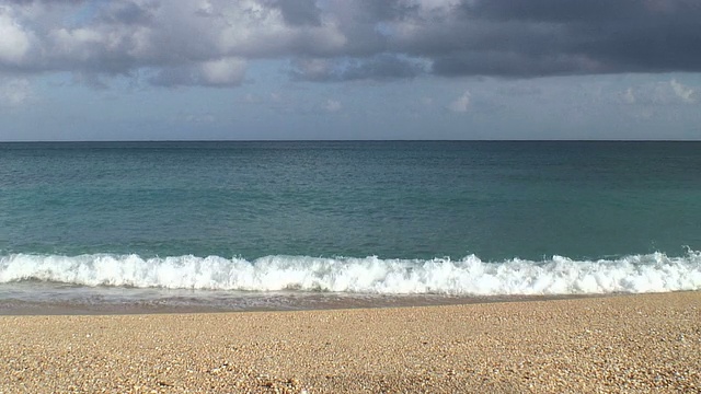 高清:海浪冲击着金色沙滩视频素材