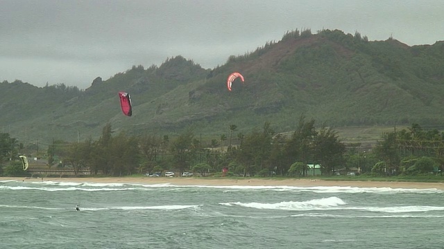 (HD1080i)三个冲浪者/ Kiteboarders视频素材