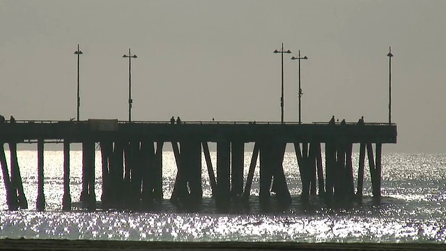 (HD1080i)码头和波光粼粼的海浪视频素材