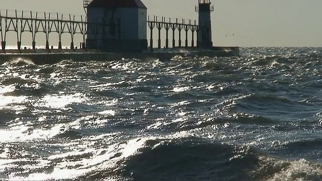 海浪和灯塔视频素材