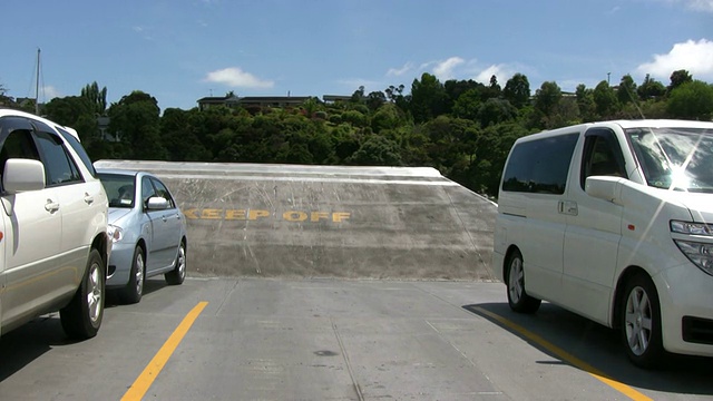 (HD1080i) Crossing:车辆轮渡甲板上的车辆视频素材