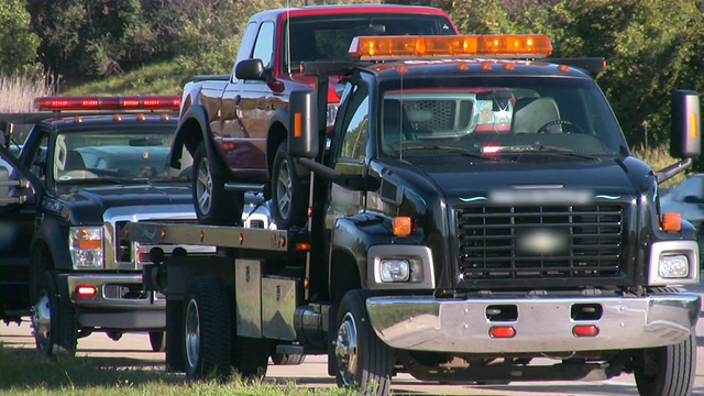 拖车拖着一辆破车。高速公路道路援助。事故。视频素材