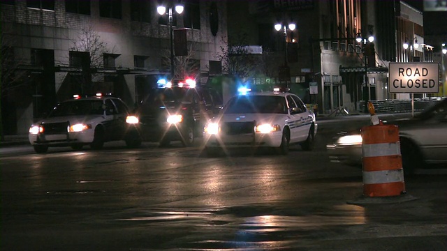 由于发生紧急事故，警车堵塞了街道。道路封闭。视频素材