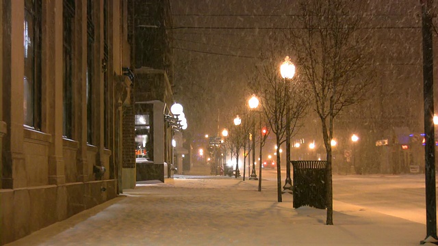 圣诞节期间冬天的天气。暴风雪，雪花，雪花，雪花。城市场景。视频素材