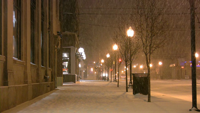 圣诞节期间冬天的天气。暴风雪，雪花，雪花，雪花。城市场景。视频素材