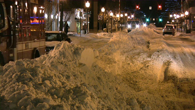 暴风雪。冬季交通。汽车在滑溜溜的路上行驶。下雪,雪花。视频素材