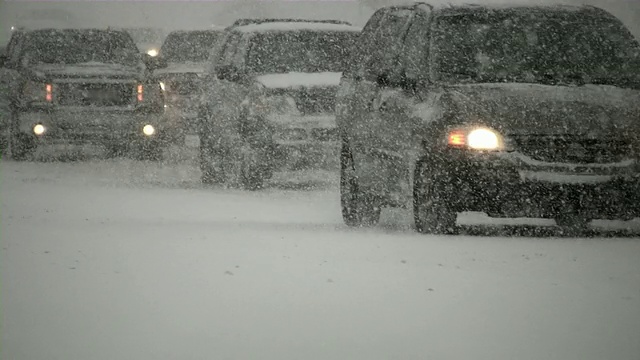 冬天的暴风雪。车失去了控制。在湿滑的道路上车辆来往。视频素材