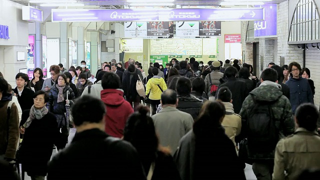 日本东京，MS通勤者在高峰时间穿过涩谷站视频素材