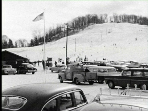 B/W POV People’s doing skiing on top of hill in winter人们在山顶滑雪视频素材