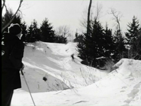 B/W POV母亲教儿子在山上滑雪，其他人也喜欢冬季滑冰，纽约视频素材