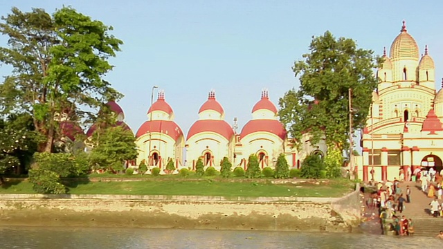 印度西孟加拉邦加尔各答hooghly河畔的Dakshineshwar寺庙视频素材