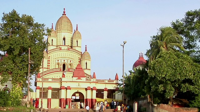 参观Dakshineshwar寺庙/加尔各答，西孟加拉邦，印度视频素材