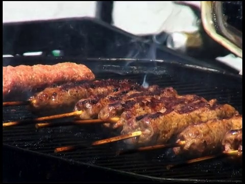 烹饪羔羊烤肉，秃顶，烤肉，烤肉视频素材