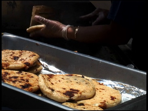 制作和销售Pupusa, Gordita, Arepas馅玉米饼(拉丁美洲)视频素材