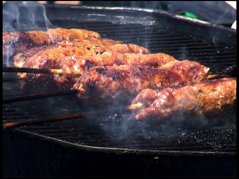 至于羊锤，秃顶，烤肉串，烤肉视频素材