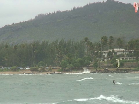 两个风筝冲浪者/风筝滑板者在崎岖的，冬天，暴风雨的条件视频素材