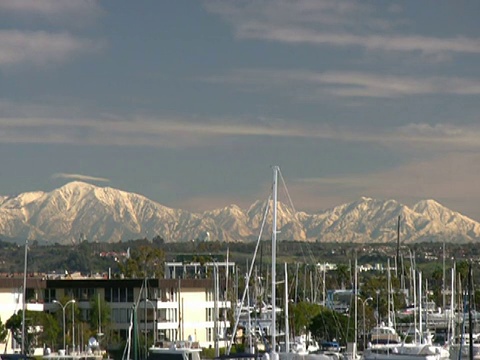 夏天和冬天在一起:雪峰视频素材