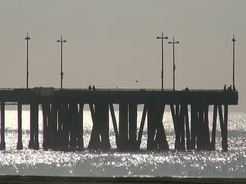 码头和波光粼粼的海浪视频素材