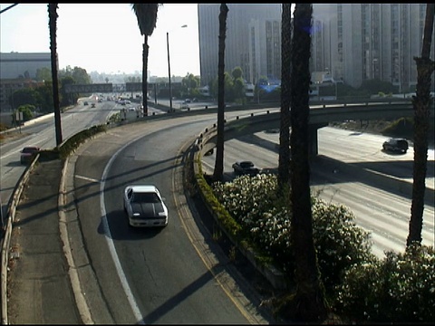 洛杉矶:市中心高速公路，在匝道上行驶视频素材