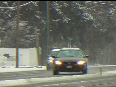 冬天在下雪的情况下开车视频素材