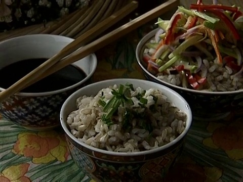 瓷盘里的蔬菜米饭视频素材