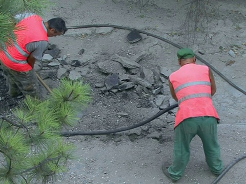 使用手提钻的道路工人视频素材