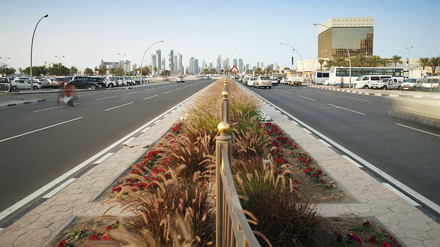 WS POV T/L汽车通过的道路，通往corniche /卡塔尔多哈视频素材