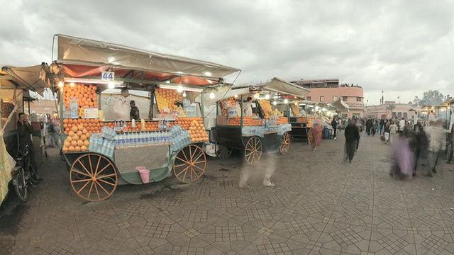 摩洛哥马拉喀什Djemaa el-Fna广场街的水果和食品店视频素材