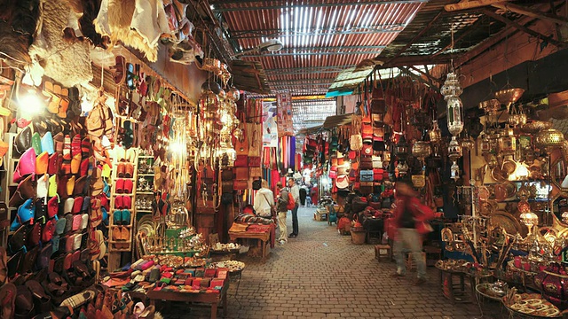 MS PAN T/L View of Shop in market /马拉喀什，摩洛哥视频素材