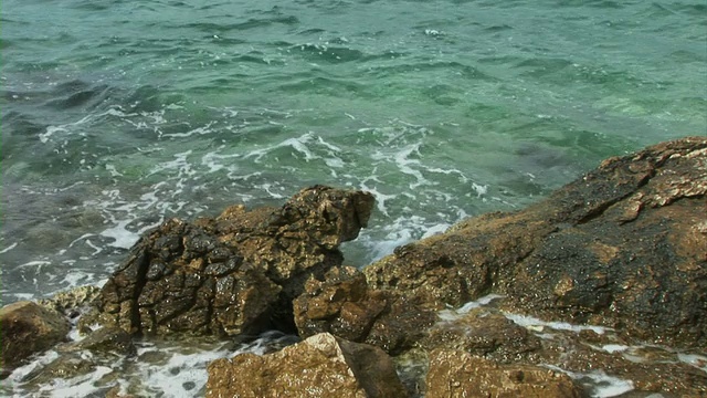 海浪冲击着海滩视频素材