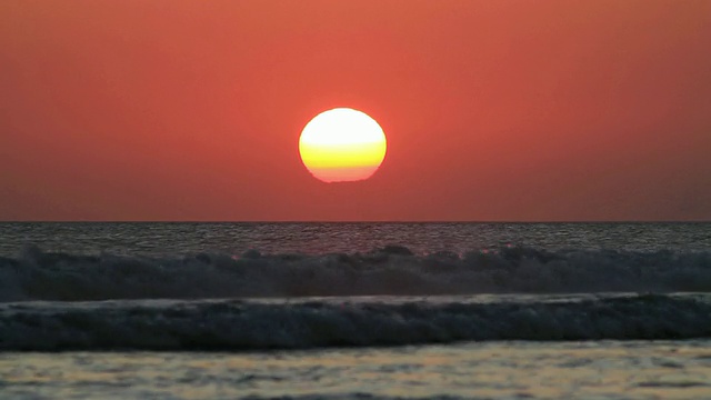 MS太阳落在巨浪冲击海滩的剪影后面/ Legian，巴厘岛，印度尼西亚视频素材